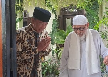 Abu Bakar Baasyir tiba di kediaman Jokowi di Solo, disambut langsung di depan rumah. (Sumber: KOMPAS.COM/Fristin Intan Sulistyowati)