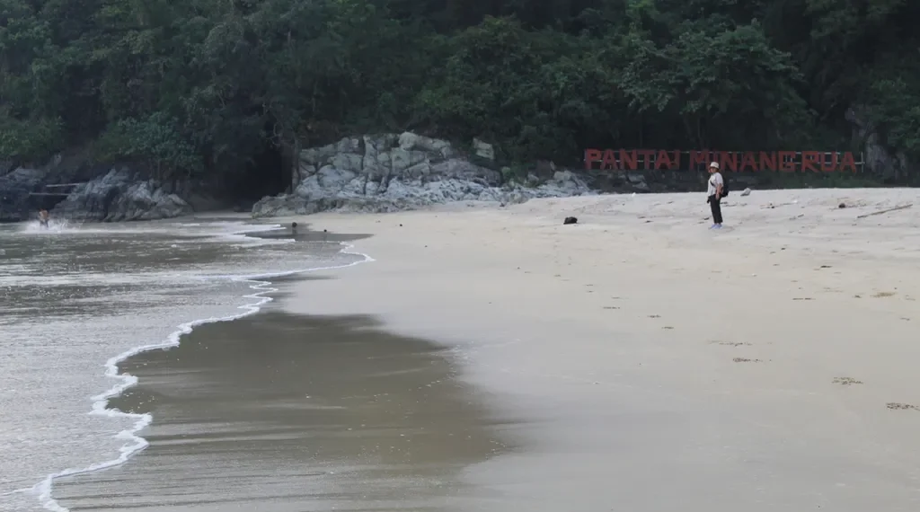 Nikmati pesona alam Pantai Minang Rua Lampung, dari pasir putih dan konservasi penyu hingga penginapan nyaman; panduan lengkap untuk pengalaman tak terlupakan. Foto: Kompas.id