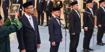 Para menteri baru hasil reshuffle jilid II Presiden Prabowo Subianto saat dilantik di Istana Negara, Jakarta. (Sumber: suara.com)