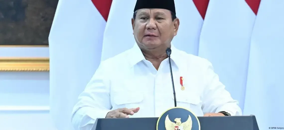 Presiden Prabowo Subianto saat menyampaikan pernyataan resmi, menggambarkan wibawa dan keyakinan terhadap kondisi ekonomi nasional. (Sumber: BPMI Setpres/Kris)