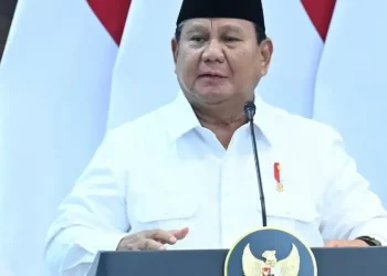 Presiden Prabowo Subianto saat menyampaikan pernyataan resmi, menggambarkan wibawa dan keyakinan terhadap kondisi ekonomi nasional. (Sumber: BPMI Setpres/Kris)