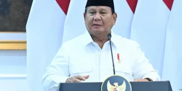 Presiden Prabowo Subianto saat menyampaikan pernyataan resmi, menggambarkan wibawa dan keyakinan terhadap kondisi ekonomi nasional. (Sumber: BPMI Setpres/Kris)
