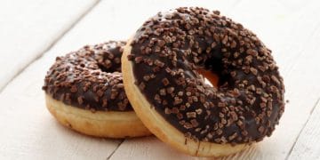 Resep donat empuk tanpa kentang yang simpel dan praktis. Hanya dengan tepung terigu, ragi, telur, dan bahan dasar lainnya, hasilnya tetap lembut dan mengembang. (Sumber: Freepik/Racool_studio)