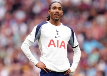 Djed Spence tampil mengenakan seragam Spurs, menunjukkan kebugaran dan kesiapan sebagai pemain belakang Inggris. )Sumber: Getty Images via The Independent.)