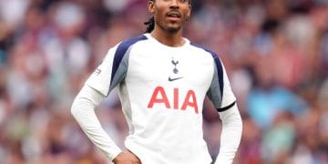 Djed Spence tampil mengenakan seragam Spurs, menunjukkan kebugaran dan kesiapan sebagai pemain belakang Inggris. )Sumber: Getty Images via The Independent.)