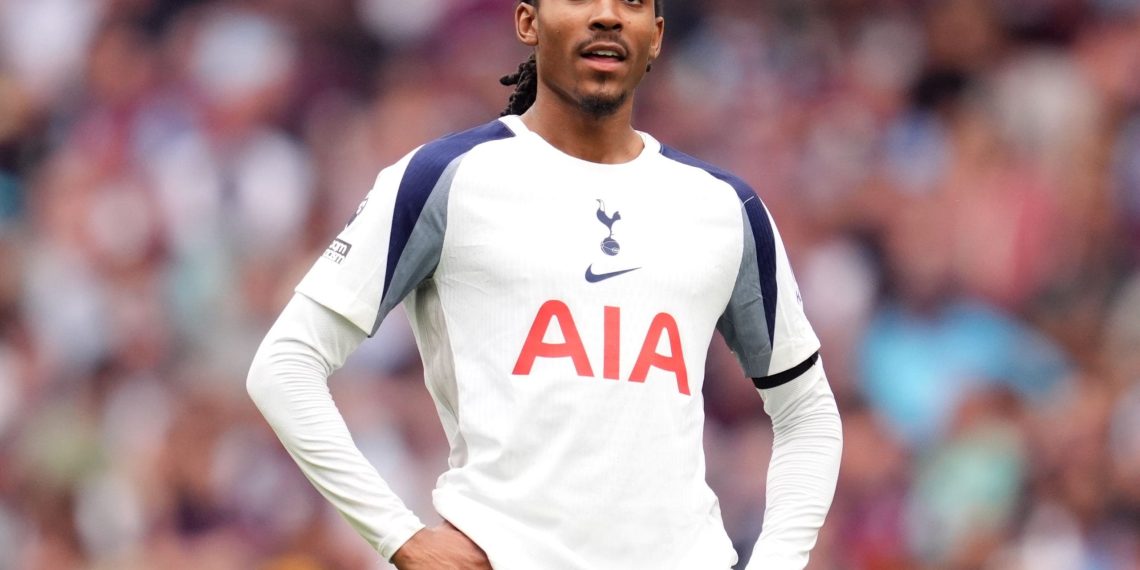 Djed Spence tampil mengenakan seragam Spurs, menunjukkan kebugaran dan kesiapan sebagai pemain belakang Inggris. )Sumber: Getty Images via The Independent.)