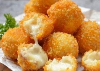 Tampilan brulee bomb setelah digoreng, berwarna kuning keemasan dengan tekstur renyah di luar dan lembut di dalam. Cocok disajikan sebagai camilan atau ide jualan kekinian. (Sumber: linkumkm.id)