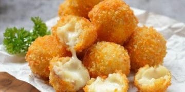 Tampilan brulee bomb setelah digoreng, berwarna kuning keemasan dengan tekstur renyah di luar dan lembut di dalam. Cocok disajikan sebagai camilan atau ide jualan kekinian. (Sumber: linkumkm.id)