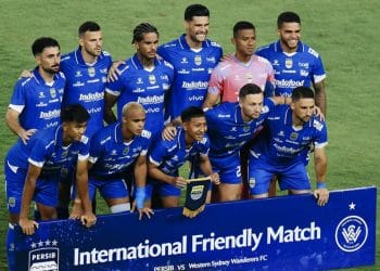 Persib Bandung dan Persebaya Surabaya sedang bertanding dalam laga yang penuh tensi di Stadion Gelora Bandung Lautan Api. (Sumber: Instagram @persib)