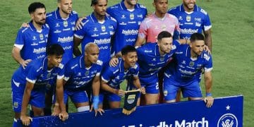 Persib Bandung dan Persebaya Surabaya sedang bertanding dalam laga yang penuh tensi di Stadion Gelora Bandung Lautan Api. (Sumber: Instagram @persib)