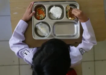 Sejumlah siswa dirawat di Puskesmas Empang, Kabupaten Sumbawa, NTB, usai keluhkan mual dan muntah setelah menyantap Makan Bergizi Gratis (MBG). (Sumber: Getty Images/ADITYA AJI)