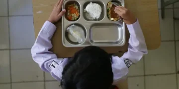 Sejumlah siswa dirawat di Puskesmas Empang, Kabupaten Sumbawa, NTB, usai keluhkan mual dan muntah setelah menyantap Makan Bergizi Gratis (MBG). (Sumber: Getty Images/ADITYA AJI)