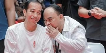 Budi Arie Setiadi bersama Presiden Joko Widodo dalam sebuah acara resmi; menggambarkan hubungan formal kedua tokoh yang kini bergejolak dengan reshuffle kabinet. (Sumber: Publica-News)