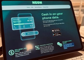 Aplikasi Neon yang viral tiba-tiba menghilang setelah bug mengungkap nomor telepon, rekaman panggilan, dan transkrip pengguna. Pelajari kronologi dan implikasi bocornya privasi digital ini. Foto: X/DigitalTrends