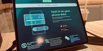 Aplikasi Neon yang viral tiba-tiba menghilang setelah bug mengungkap nomor telepon, rekaman panggilan, dan transkrip pengguna. Pelajari kronologi dan implikasi bocornya privasi digital ini. Foto: X/DigitalTrends