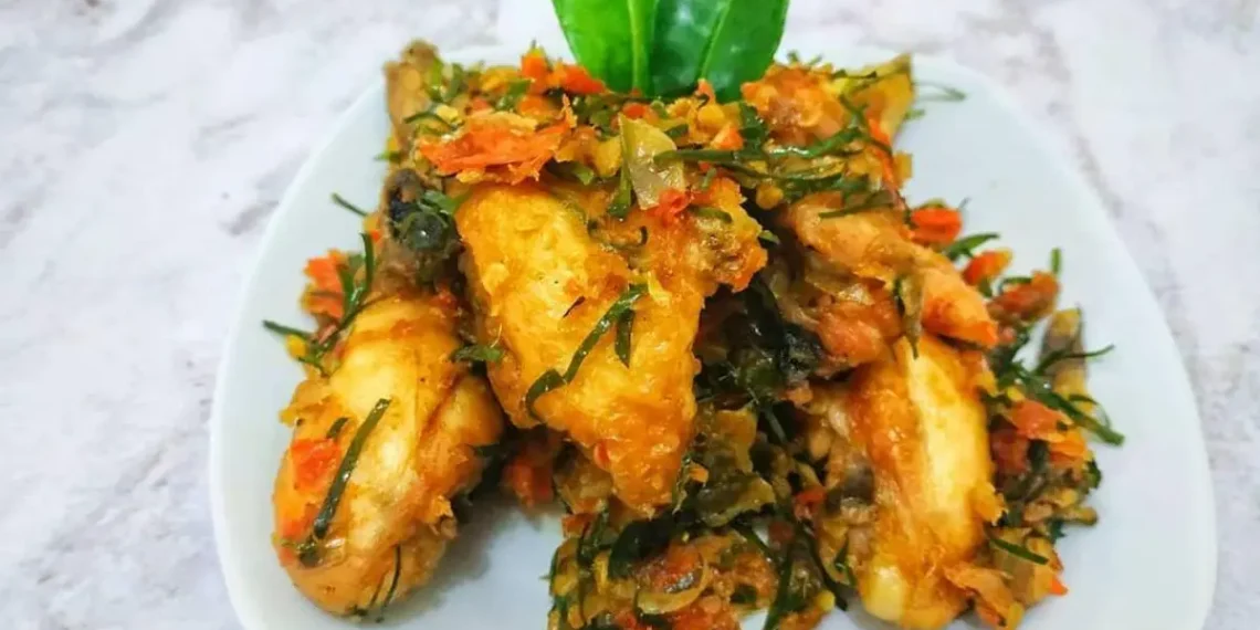 Ayam kukus pedas daun jeruk dengan aroma segar rempah, cocok untuk menu diet sehat keluarga. (Sumber: instagram.com/nyummybangetchannel)