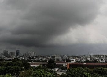 Langit mendung dan hujan deras melanda wilayah perkotaan, mencerminkan cuaca ekstrem yang diprediksi BMKG selama masa peralihan musim. (Sumber: Media Indonesia / Ramdani)