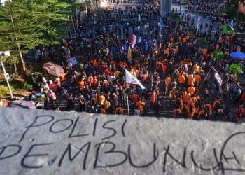 Demonstrasi masyarakat menuntut perubahan kebijakan publik. (Sumber: Daeng Mansur / AFP)