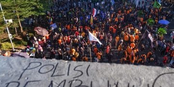 Demonstrasi masyarakat menuntut perubahan kebijakan publik. (Sumber: Daeng Mansur / AFP)