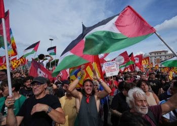 Ribuan warga Italia turun ke jalan membawa bendera Palestina menuntut pengakuan negara Palestina. (Sumber: Alessandra Tarantino/AP Photo)