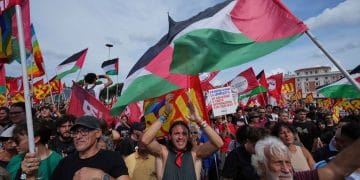 Ribuan warga Italia turun ke jalan membawa bendera Palestina menuntut pengakuan negara Palestina. (Sumber: Alessandra Tarantino/AP Photo)