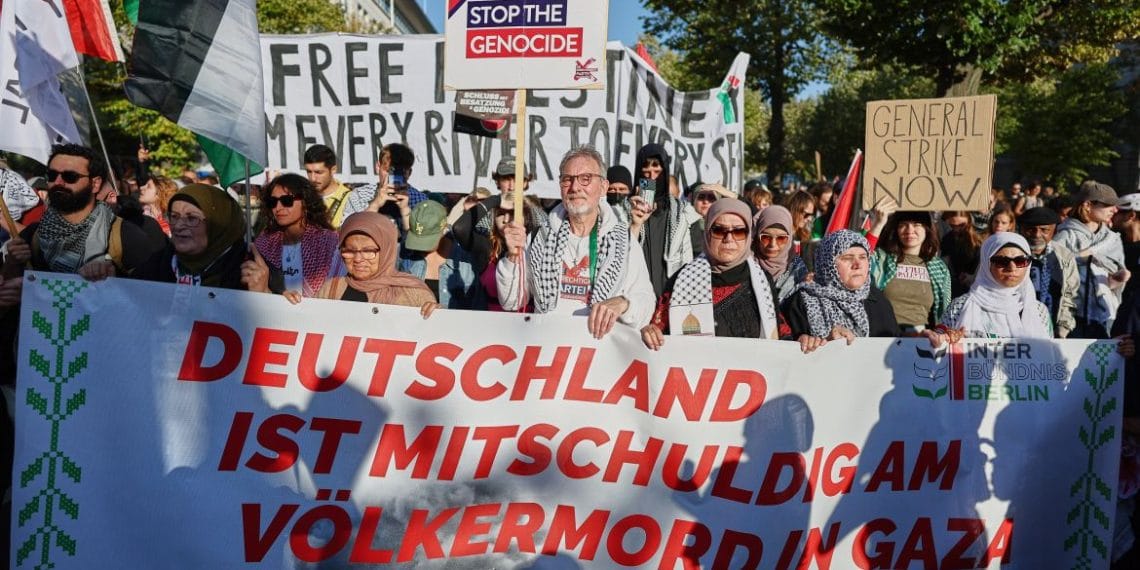 Demonstrasi All Eyes on Gaza di Berlin menyoroti genosida di Gaza, tuntut akses bantuan kemanusiaan dan sanksi UE untuk Israel. Foto: [Christoph Soeder/AP Photo]