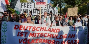 Demonstrasi All Eyes on Gaza di Berlin menyoroti genosida di Gaza, tuntut akses bantuan kemanusiaan dan sanksi UE untuk Israel. Foto: [Christoph Soeder/AP Photo]