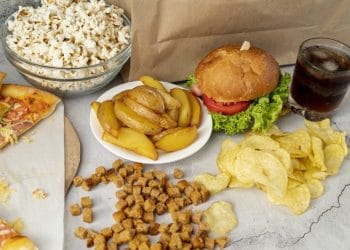 Makanan ultra-proses memang praktis, namun bisa meningkatkan risiko penyakit kronis—simak bahaya dan cara membatasinya. Foto: Freepik