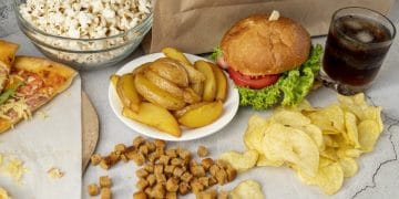 Makanan ultra-proses memang praktis, namun bisa meningkatkan risiko penyakit kronis—simak bahaya dan cara membatasinya. Foto: Freepik