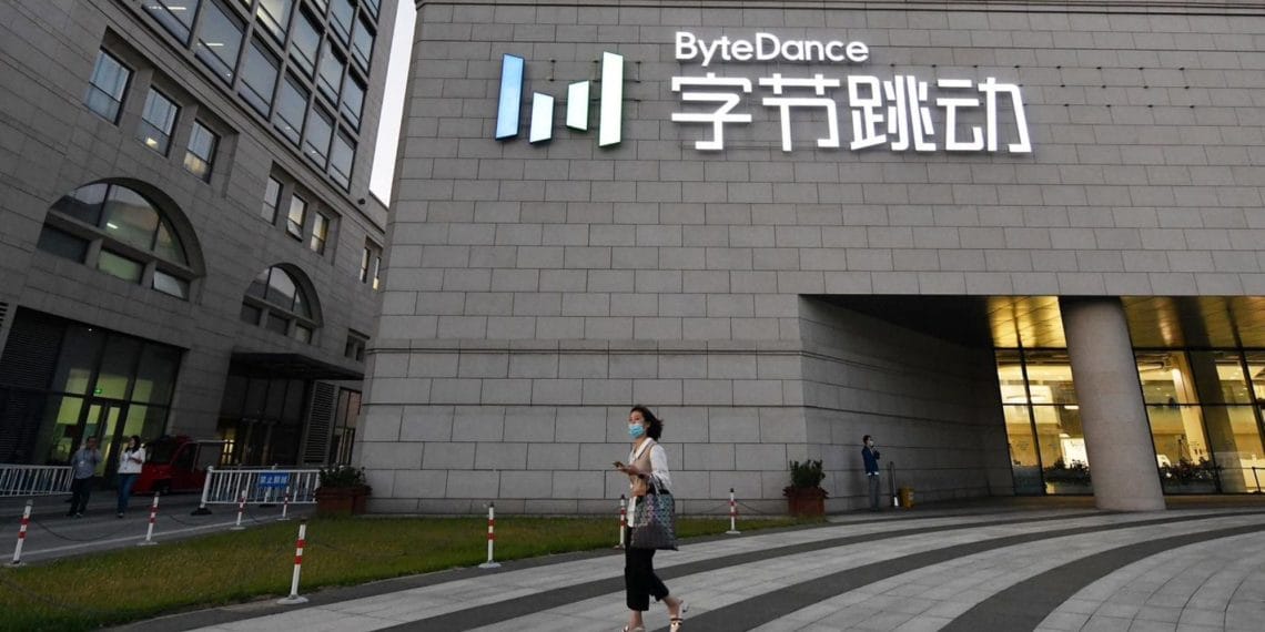 Regulator dunia maya Tiongkok memanggil Toutiao dan UCWeb karena pelanggaran konten trending—bullying daring, privasi anak, dan penyebaran konten sensitif—sebagai bagian kampanye dua bulan untuk menjaga ruang digital agar tetap bersih dan aman. Foto: Pandaily