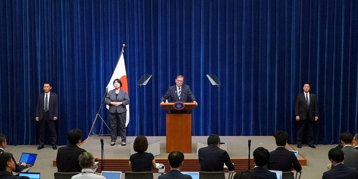 erdana Menteri Jepang Shigeru Ishiba saat menyampaikan pengunduran diri dalam konferensi pers di Tokyo. Suasana mencerminkan momen penting dalam politik Jepang. Sumber: Reuters