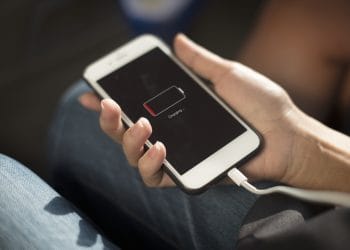 Pelajari cara optimalkan baterai smartphone agar lebih awet dengan tips praktis, contoh nyata, serta kelebihan dan kekurangan teknologi baterai modern. (Sumber: Freepik)