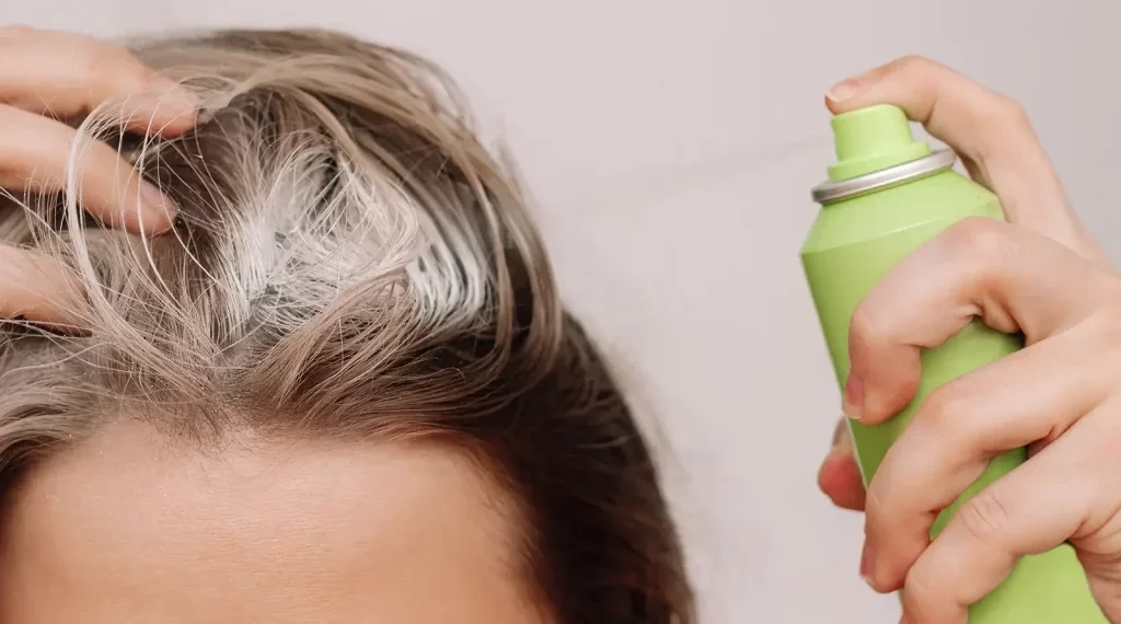 Dry shampoo memang praktis untuk membuat rambut tampak segar, tetapi penggunaan sembarangan bisa memicu masalah serius pada kulit kepala dan rambut. Cari tahu efek sampingnya di sini. Foto: Harley Street Hair Clinic