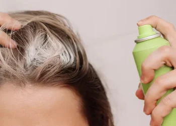 Dry shampoo memang praktis untuk membuat rambut tampak segar, tetapi penggunaan sembarangan bisa memicu masalah serius pada kulit kepala dan rambut. Cari tahu efek sampingnya di sini. Foto: Harley Street Hair Clinic