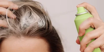 Dry shampoo memang praktis untuk membuat rambut tampak segar, tetapi penggunaan sembarangan bisa memicu masalah serius pada kulit kepala dan rambut. Cari tahu efek sampingnya di sini. Foto: Harley Street Hair Clinic