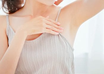 Mencukur ketiak memang praktis, tapi bisa menimbulkan berbagai risiko jika dilakukan sembarangan. Kenali efek sampingnya dan cara menjaga kesehatan kulit ketiak. Foto: Freepik