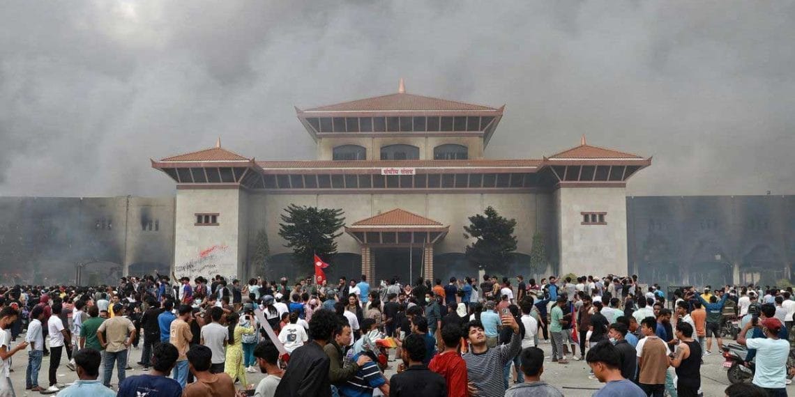Tim perlindungan WNI mendampingi evakuasi rombongan Indonesia dari Nepal melalui Bandara Tribhuvan, Kathmandu. (Sumber: Kompas via Riaunews)
