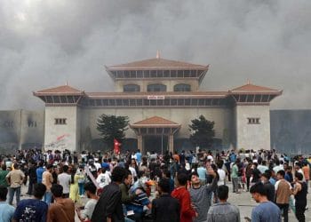 Tim perlindungan WNI mendampingi evakuasi rombongan Indonesia dari Nepal melalui Bandara Tribhuvan, Kathmandu. (Sumber: Kompas via Riaunews)