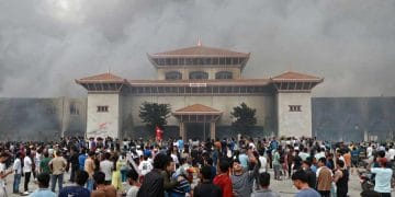 Tim perlindungan WNI mendampingi evakuasi rombongan Indonesia dari Nepal melalui Bandara Tribhuvan, Kathmandu. (Sumber: Kompas via Riaunews)