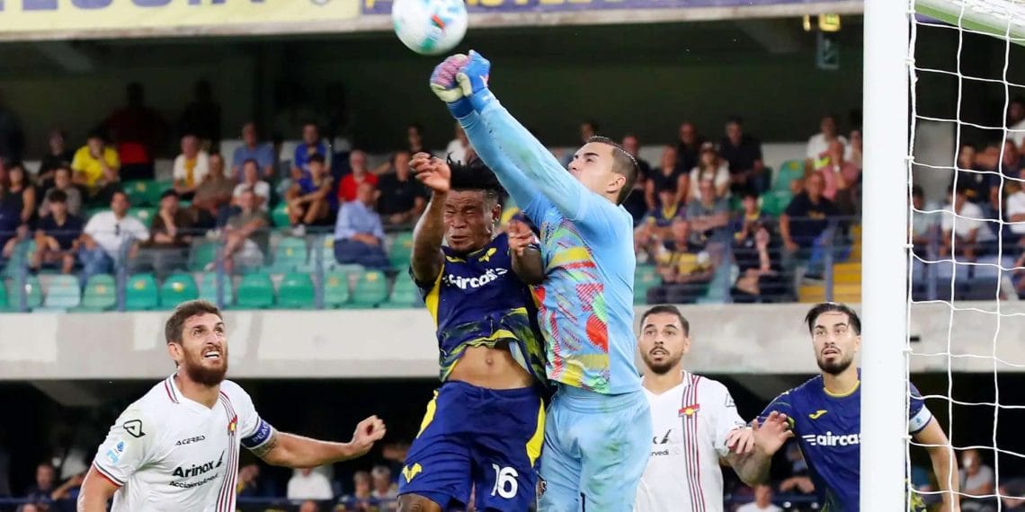 Kiper Emil Audero melakukan penyelamatan penting dalam laga Verona vs Cremonese. (Sumber: Goal.com)