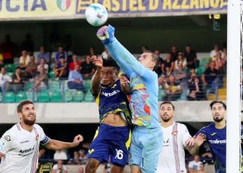 Kiper Emil Audero melakukan penyelamatan penting dalam laga Verona vs Cremonese. (Sumber: Goal.com)