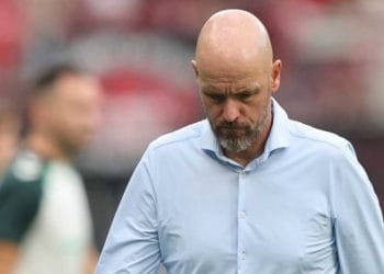 Erik ten Hag terlihat kebingungan di pinggir lapangan. (Sumber: Gilabola.com)