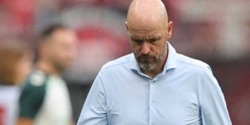 Erik ten Hag terlihat kebingungan di pinggir lapangan. (Sumber: Gilabola.com)