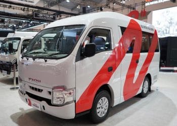 Isuzu membuka pemesanan Traga Bus buatan lokal dengan kapasitas 11 penumpang, mesin Euro 4, kabin lapang, dan layanan purna jual terintegrasi, cocok untuk travel, shuttle, dan usaha angkutan penumpang lainnya. Foto: Isuzu Indonesia
