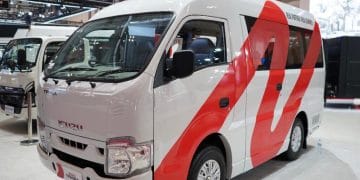 Isuzu membuka pemesanan Traga Bus buatan lokal dengan kapasitas 11 penumpang, mesin Euro 4, kabin lapang, dan layanan purna jual terintegrasi, cocok untuk travel, shuttle, dan usaha angkutan penumpang lainnya. Foto: Isuzu Indonesia
