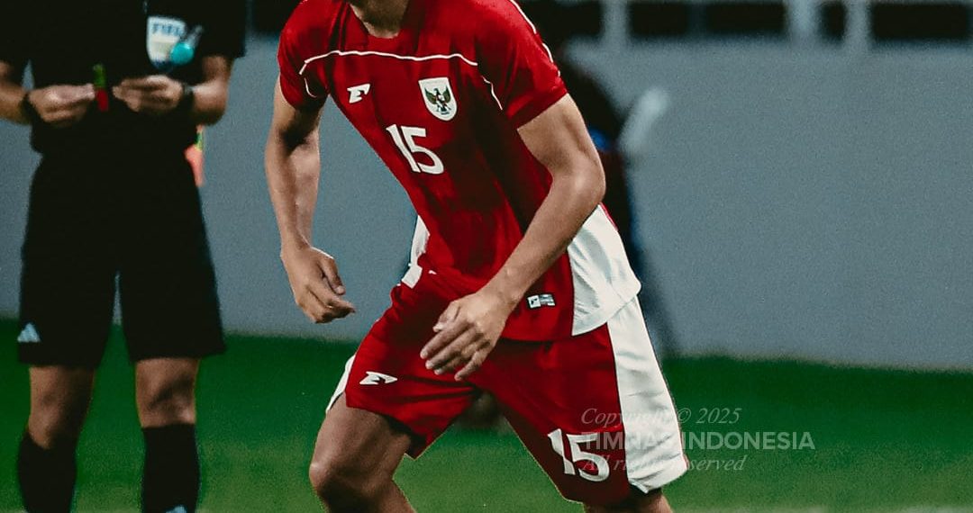 Pemain Timnas Indonesia beraksi saat mempersiapkan laga FIFA Matchday melawan Lebanon. Suasana latihan intensif memperlihatkan fokus dan kesiapan tim Garuda. Sumber: iniBalikpapan.com