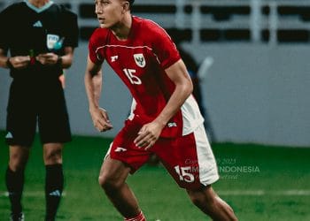 Pemain Timnas Indonesia beraksi saat mempersiapkan laga FIFA Matchday melawan Lebanon. Suasana latihan intensif memperlihatkan fokus dan kesiapan tim Garuda. Sumber: iniBalikpapan.com