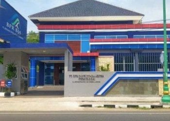 KPK menahan lima orang serta menyita aset berupa tanah, bangunan, dan mobil dalam kasus kredit fiktif Bank Jepara Artha senilai ratusan miliar untuk pemulihan kerugian negara. Foto: TribunMuria.com/Yunan Setiawan
Artikel ini telah tayang di Tribunmuria.com dengan judul Terancam Kolaps, Bank Jepara Artha Jual Aset, Tim Penyehatan: untuk Jaga Likuiditas Perusahaan, https://muria.tribunnews.com/2024/01/10/terancam-kolaps-bank-jepara-artha-jual-aset-tim-penyehatan-untuk-jaga-likuiditas-perusahaan.
Penulis: Muhammad Yunan Setiawan | Editor: Yayan Isro Roziki