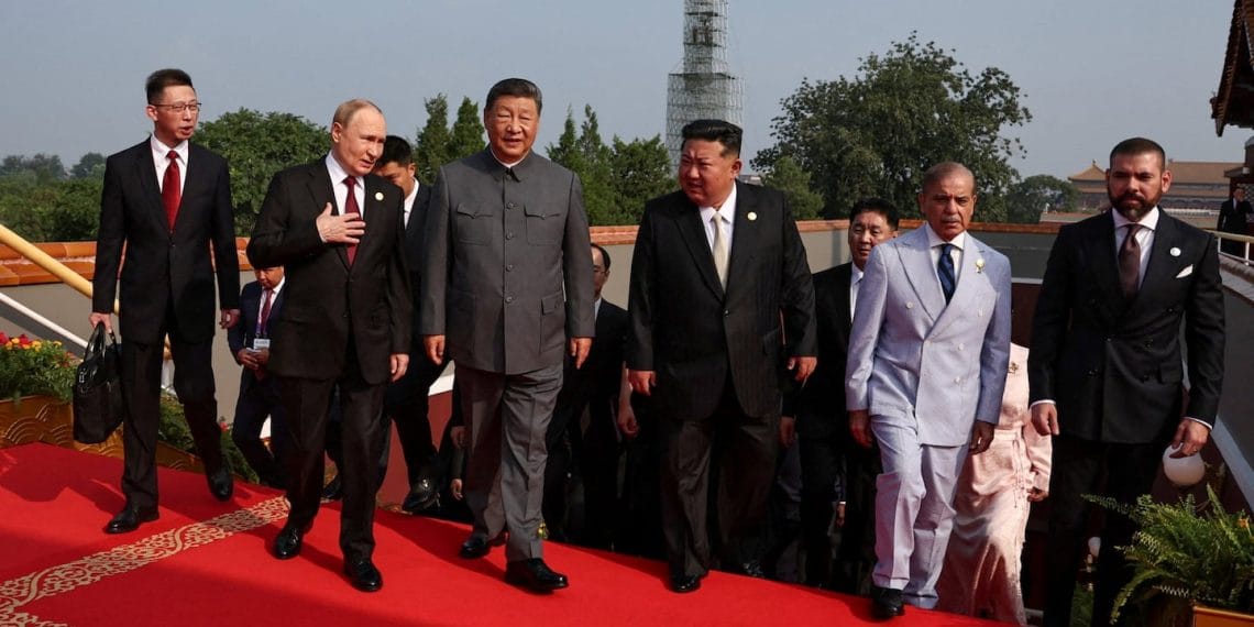 Xi Jinping dan Kim Jong-Un berdiri bersama di sebuah upacara militer besar di Beijing, menandai pertumbuhan solidaritas antara China, Rusia, dan Korea Utara. (Sumber: Reuters)
