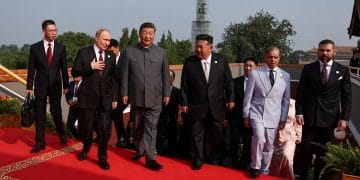 Xi Jinping dan Kim Jong-Un berdiri bersama di sebuah upacara militer besar di Beijing, menandai pertumbuhan solidaritas antara China, Rusia, dan Korea Utara. (Sumber: Reuters)